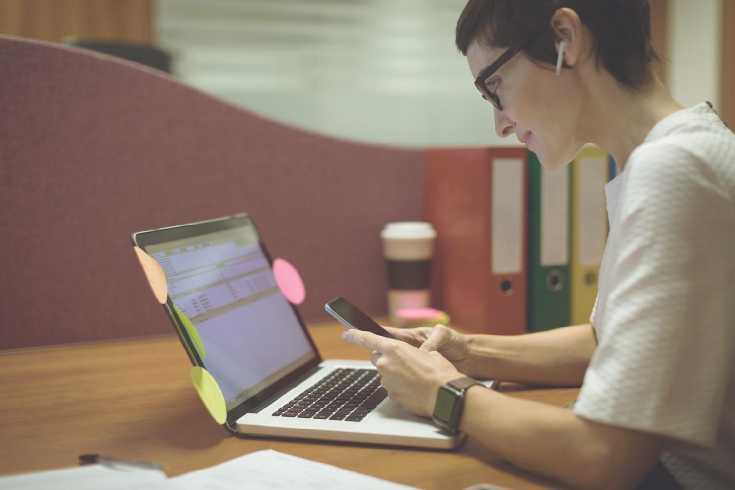 Estudiante trabajando en conceptos de inversión con herramientas digitales